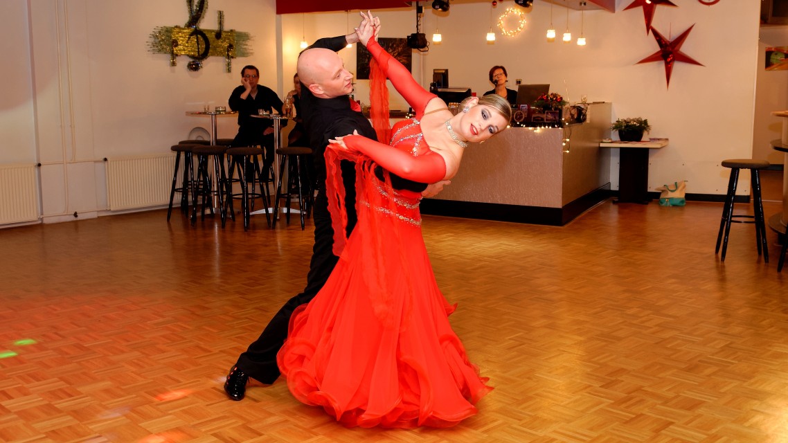 Dansshow tijdens Kerstbal 2013 van Luciël Stapel en Marloes Poelsema